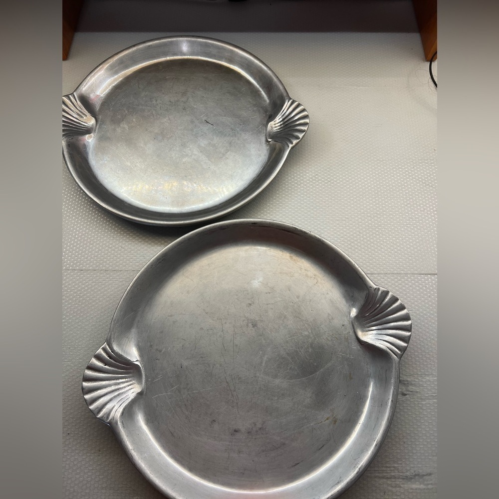 Vintage Wilton Armetale Scallop Shell Handle Round Serving Platters Set of 2 USA